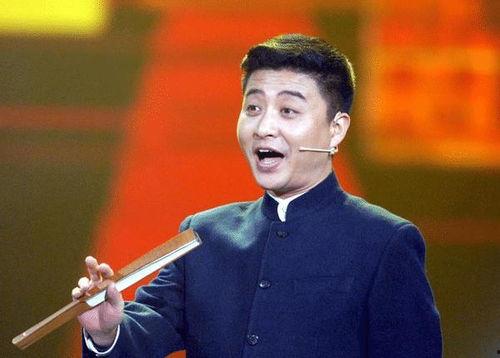 演员周炜为何一头白发