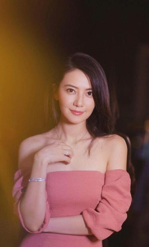 冯婧生活照,捕捉日常中的明星风采